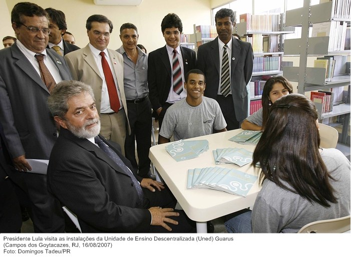 Presidente Lula conversa com estudantes durante visita à Unidade de Ensino Descentralizada (Uned) Guarus, vinculada ao Cefet de Campos.