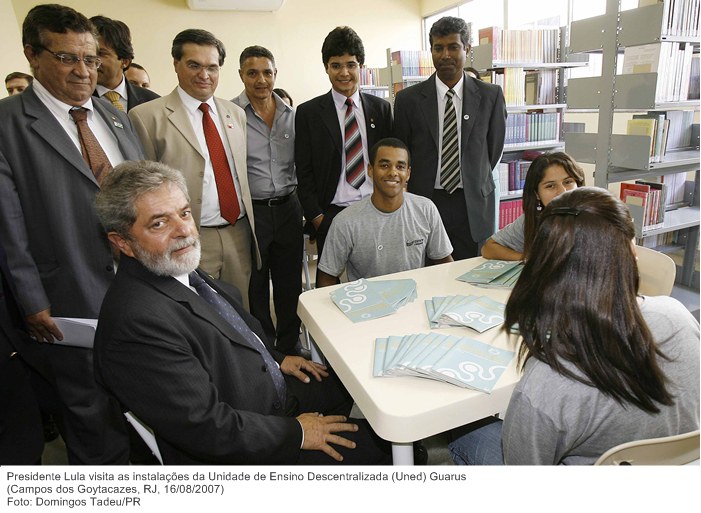 Presidente Lula conversa com estudantes durante visita à Unidade de Ensino Descentralizada (Uned) Guarus, vinculada ao Cefet de Campos.