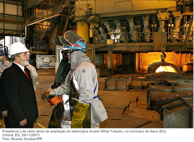 Presidente Lula conversa com funcionários durante visita às obras de ampliação da siderúrgica Arcelor Mittal Tubarão, no município de Serra (ES).