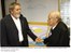 Presidente Lula conversa com o arquiteto Oscar Niemeyer, após entregar a ele a medalha da Ordem do Mérito Cultural.
