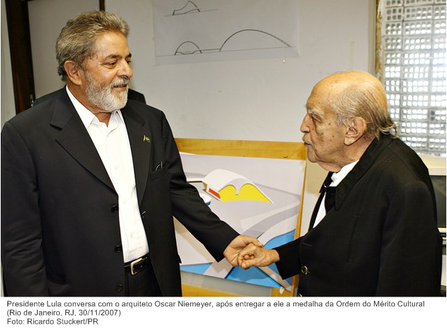 Presidente Lula conversa com o arquiteto Oscar Niemeyer, após entregar a ele a medalha da Ordem do Mérito Cultural.