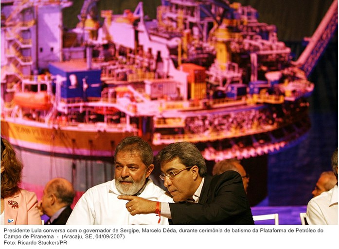 Presidente Lula conversa com o governador de Sergipe, Marcelo Déda, durante cerimônia de batismo da Plataforma de Petróleo do Campo de Piranema.