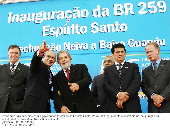 Presidente Lula conversa com o governador do estado do Espírito Santo, Paulo Hartung, durante a cerimônia de inauguração da BR-259ES - Trecho João Neiva-Baixo Guandu.