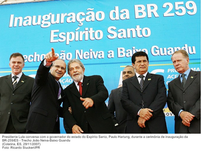 Presidente Lula conversa com o governador do estado do Espírito Santo, Paulo Hartung, durante a cerimônia de inauguração da BR-259ES - Trecho João Neiva-Baixo Guandu.
