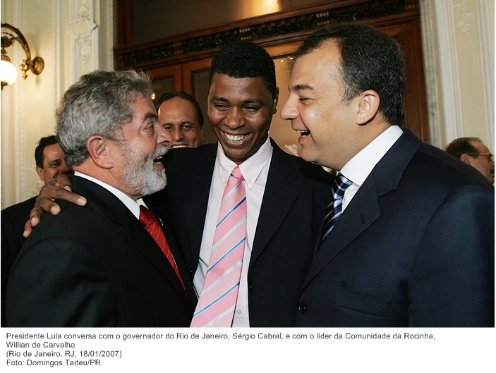 Presidente Lula conversa com o governador do Rio de Janeiro, Sérgio Cabral, e com o líder da Comunidade da Rocinha, Willian de Carvalho.