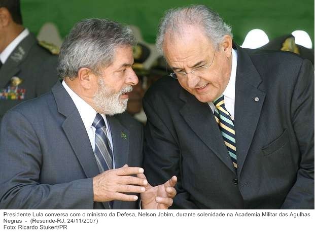 Presidente Lula conversa com o ministro da Defesa, Nelson Jobim, durante solenidade na Academia Militar das Agulhas Negras.