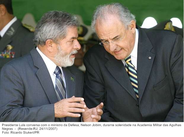 Presidente Lula conversa com o ministro da Defesa, Nelson Jobim, durante solenidade na Academia Militar das Agulhas Negras.