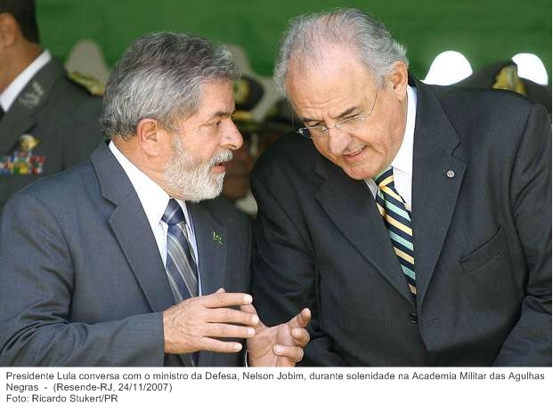 Presidente Lula conversa com o ministro da Defesa, Nelson Jobim, durante solenidade na Academia Militar das Agulhas Negras.