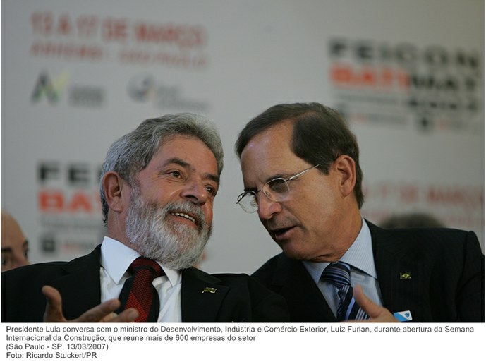 Presidente Lula conversa com o ministro do Desenvolvimento, Indústria e Comércio Exterior, Luiz Furlan, durante abertura da Semana Internacional da Construção.