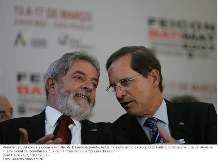 Presidente Lula conversa com o ministro do Desenvolvimento, Indústria e Comércio Exterior, Luiz Furlan, durante abertura da Semana Internacional da Construção.
