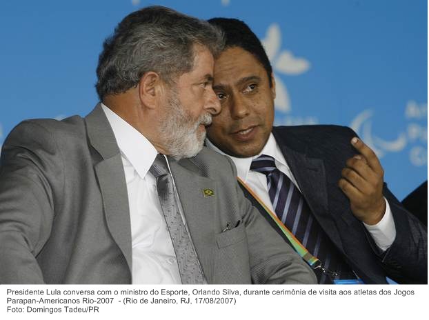 Presidente Lula conversa com o ministro do Esporte, Orlando Silva, durante cerimônia de visita aos atletas dos Jogos Parapan-Americanos Rio-2007.
