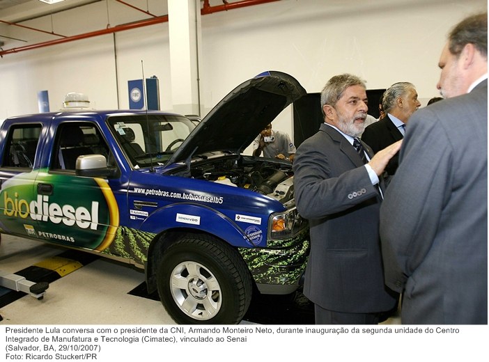 Presidente Lula conversa com o presidente da CNI, Armando Monteiro Neto, durante inauguração da segunda unidade do Centro Integrado de Manufatura e Tecnologia (Cimatec), vinculado ao Senai.