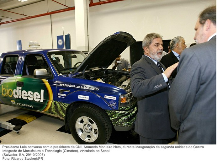 Presidente Lula conversa com o presidente da CNI, Armando Monteiro Neto, durante inauguração da segunda unidade do Centro Integrado de Manufatura e Tecnologia (Cimatec), vinculado ao Senai.