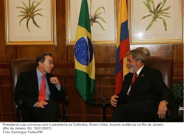 Presidente Lula conversa com o presidente da Colômbia, Álvaro Uribe, durante audiência no Rio de Janeiro.