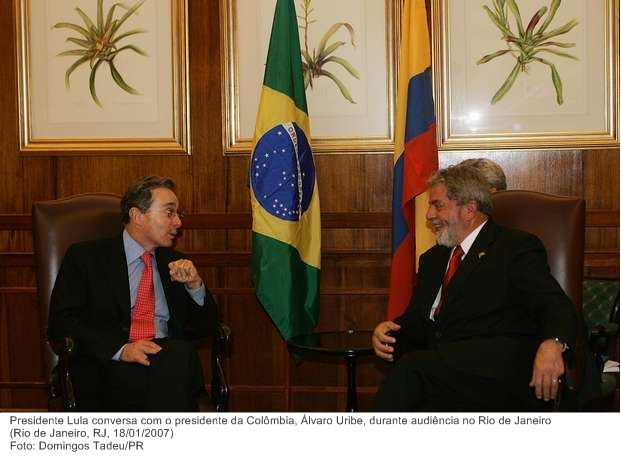 Presidente Lula conversa com o presidente da Colômbia, Álvaro Uribe, durante audiência no Rio de Janeiro.