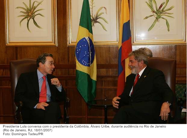 Presidente Lula conversa com o presidente da Colômbia, Álvaro Uribe, durante audiência no Rio de Janeiro.