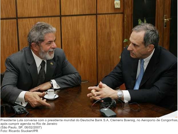 Presidente Lula conversa com o presidente mundial do Deutsche Bank S.A, Clemens Boersig, no Aeroporto de Congonhas, após cumprir agenda no Rio de Janeiro.