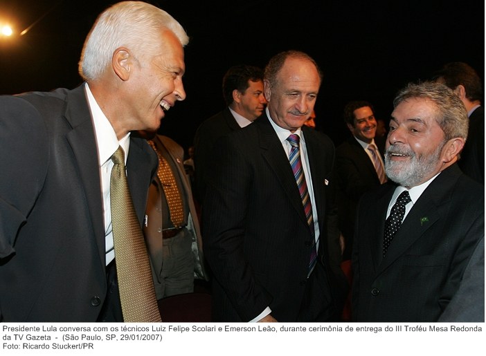 Presidente Lula conversa com os técnicos Luiz Felipe Scolari e Emerson Leão, durante cerimônia de entrega do III Troféu Mesa Redonda da TV Gazeta.