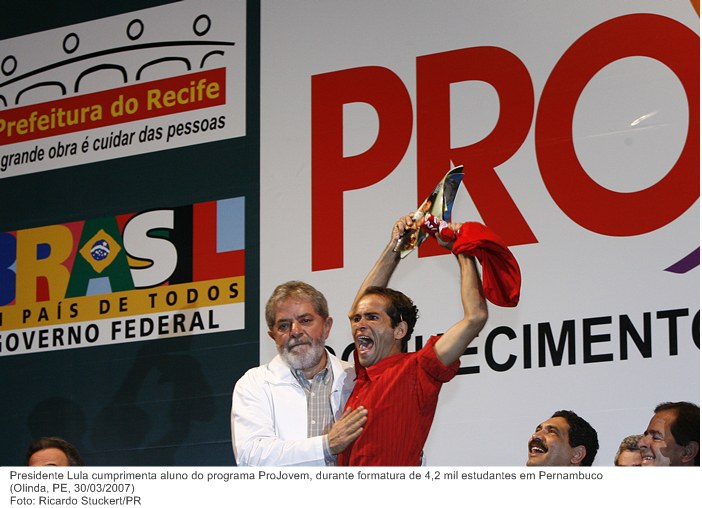 Presidente Lula cumprimenta aluno do programa ProJovem, durante formatura de 4,2 mil estudantes em Pernambuco.
