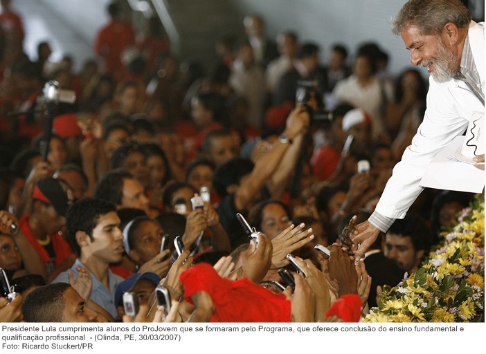 Presidente Lula cumprimenta alunos do ProJovem que se formaram pelo Programa, que oferece conclusão do ensino fundamental e qualificação profissional.