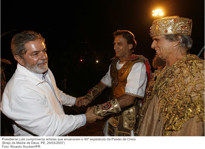 Presidente Lula cumprimenta artistas que encenaram o 40º espetáculo da Paixão de Cristo.