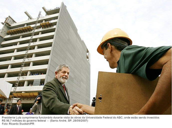 Presidente Lula cumprimenta funcionário durante visita às obras da Universidade Federal do ABC, onde estão sendo investidos R$ 96,7 milhões do governo federal.