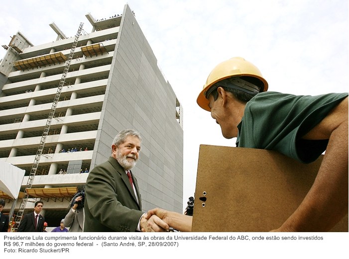 Presidente Lula cumprimenta funcionário durante visita às obras da Universidade Federal do ABC, onde estão sendo investidos R$ 96,7 milhões do governo federal.
