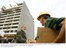 Presidente Lula cumprimenta funcionário durante visita às obras da Universidade Federal do ABC, onde estão sendo investidos R$ 96,7 milhões do governo federal.