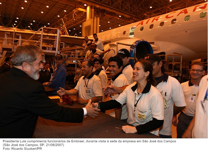 Presidente Lula cumprimenta funcionários da Embraer, durante visita à sede da empresa em São José dos Campos.