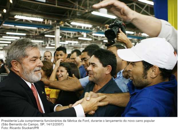 Presidente Lula cumprimenta funcionários da fábrica da Ford, durante o lançamento do novo carro popular.