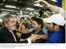Presidente Lula cumprimenta funcionários da fábrica da Ford, durante o lançamento do novo carro popular.