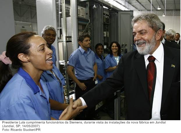 Presidente Lula cumprimenta funcionários da Siemens, durante visita às instalações da nova fábrica em Jundiaí.