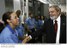 Presidente Lula cumprimenta funcionários da Siemens, durante visita às instalações da nova fábrica em Jundiaí.