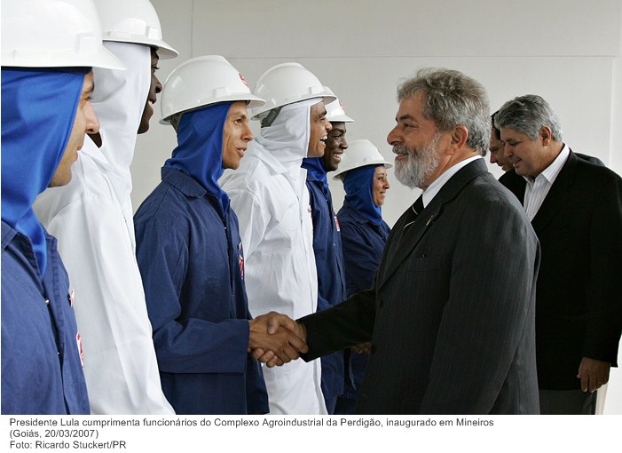 Presidente Lula cumprimenta funcionários do Complexo Agroindustrial da Perdigão, inaugurado em Mineiros.