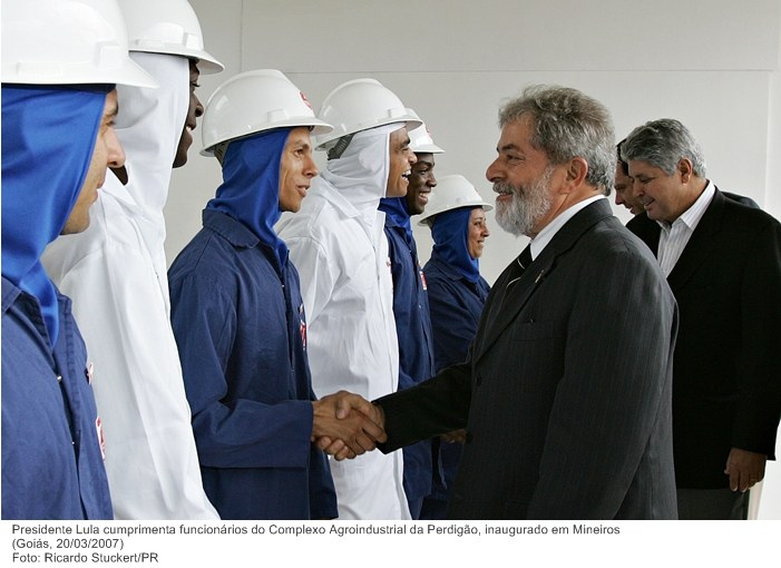 Presidente Lula cumprimenta funcionários do Complexo Agroindustrial da Perdigão, inaugurado em Mineiros.