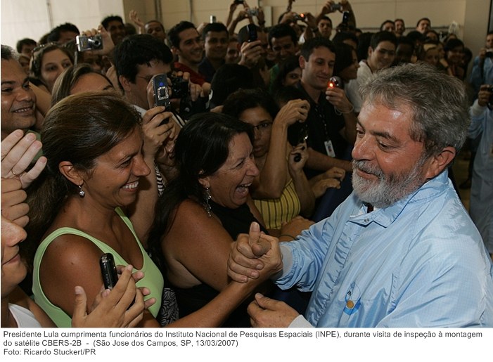 Presidente Lula cumprimenta funcionários do Instituto Nacional de Pesquisas Espaciais (INPE), durante visita de inspeção à montagem do satélite CBERS-2B.