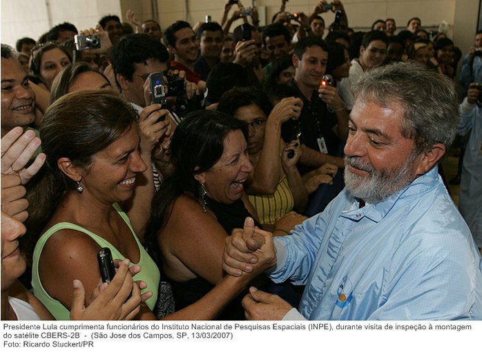 Presidente Lula cumprimenta funcionários do Instituto Nacional de Pesquisas Espaciais (INPE), durante visita de inspeção à montagem do satélite CBERS-2B.