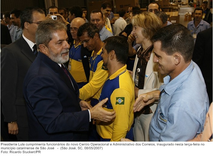 Presidente Lula cumprimenta funcionários do novo Centro Operacional e Administrativo dos Correios, inaugurado nesta terça-feira no município catarinense de São José.