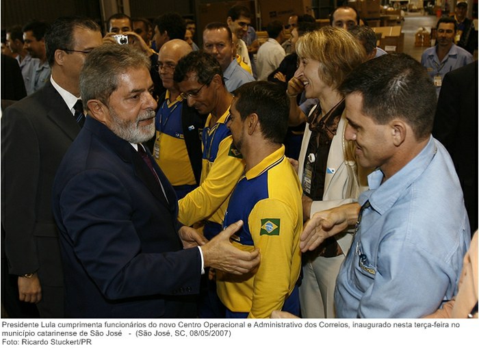 Presidente Lula cumprimenta funcionários do novo Centro Operacional e Administrativo dos Correios, inaugurado nesta terça-feira no município catarinense de São José.