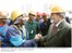Presidente Lula cumprimenta funcionários durante visita às obras da Universidade Federal do ABC, que fica pronta em 2009, com capacidade para 11 mil alunos.
