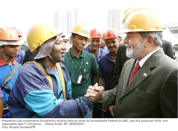 Presidente Lula cumprimenta funcionários durante visita às obras da Universidade Federal do ABC, que fica pronta em 2009, com capacidade para 11 mil alunos.