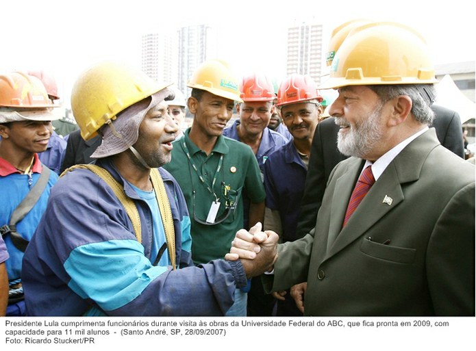 Presidente Lula cumprimenta funcionários durante visita às obras da Universidade Federal do ABC, que fica pronta em 2009, com capacidade para 11 mil alunos.