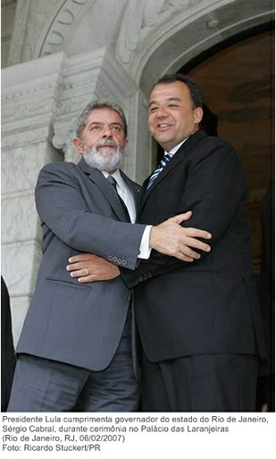 Presidente Lula cumprimenta governador do estado do Rio de Janeiro, Sérgio Cabral, durante cerimônia no Palácio das Laranjeiras.