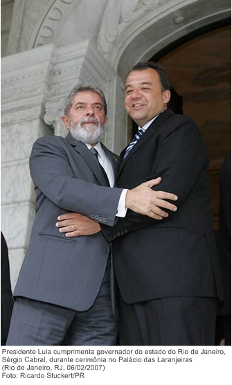 Presidente Lula cumprimenta governador do estado do Rio de Janeiro, Sérgio Cabral, durante cerimônia no Palácio das Laranjeiras.