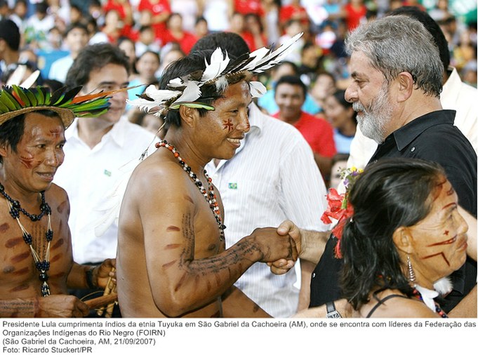 Presidente Lula cumprimenta índios da etnia Tuyuka em São Gabriel da Cachoeira (AM), onde se encontra com líderes da Federação das Organizações Indígenas do Rio Negro (FOIRN).