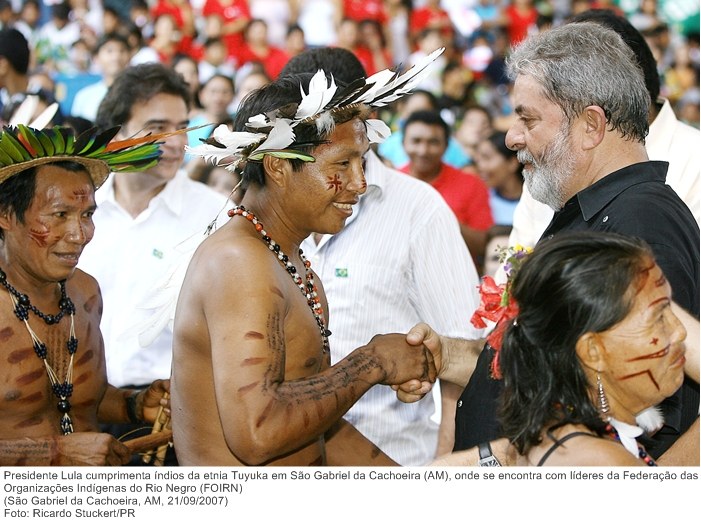 Presidente Lula cumprimenta índios da etnia Tuyuka em São Gabriel da Cachoeira (AM), onde se encontra com líderes da Federação das Organizações Indígenas do Rio Negro (FOIRN).