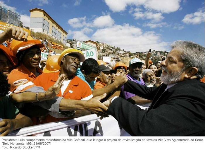 Presidente Lula cumprimenta moradores da Vila Cafezal, que integra o projeto de revitalização de favelas Vila Viva Aglomerado da Serra.