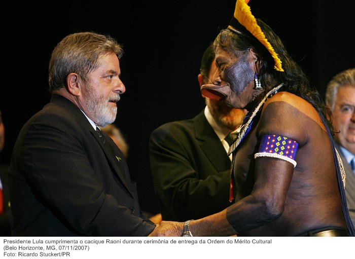 Presidente Lula cumprimenta o cacique Raoni durante cerimônia de entrega da Ordem do Mérito Cultural.