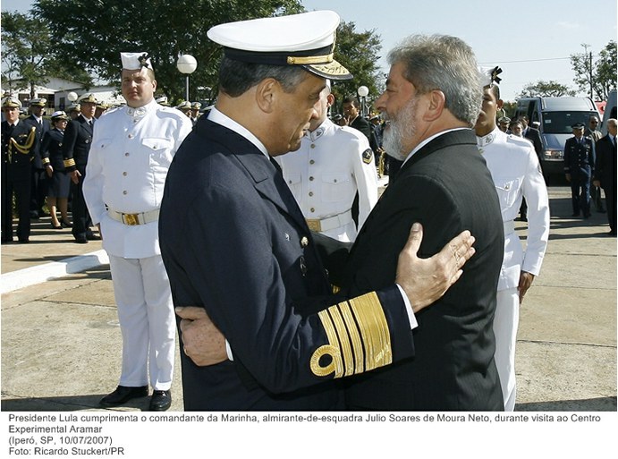 Presidente Lula cumprimenta o comandante da Marinha, almirante-de-esquadra Julio Soares de Moura Neto, durante visita ao Centro Experimental Aramar.