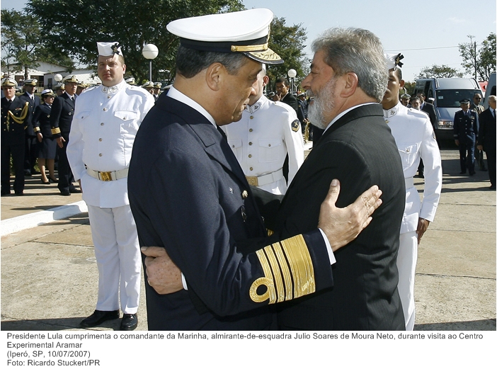 Presidente Lula cumprimenta o comandante da Marinha, almirante-de-esquadra Julio Soares de Moura Neto, durante visita ao Centro Experimental Aramar.